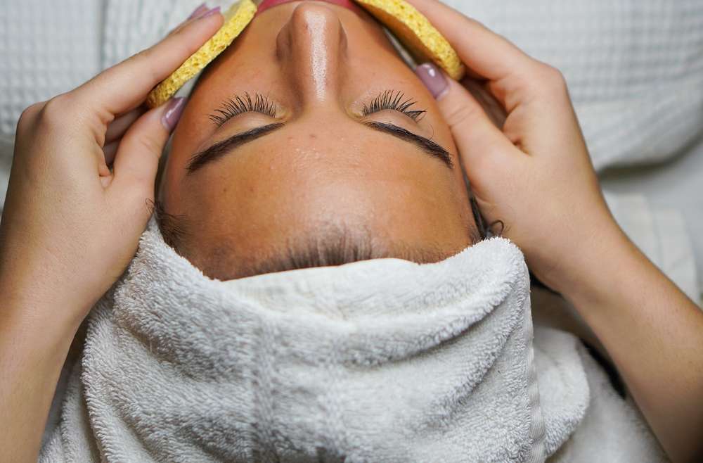 Eliminación de Manchas en la Piel Mediante Peeling Químico: Un Resplandor Renovado
